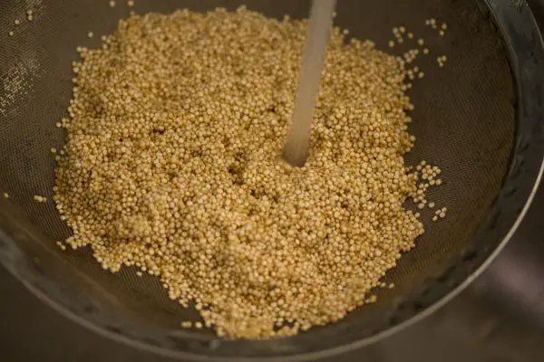 how to clean Quinoa in Hindi